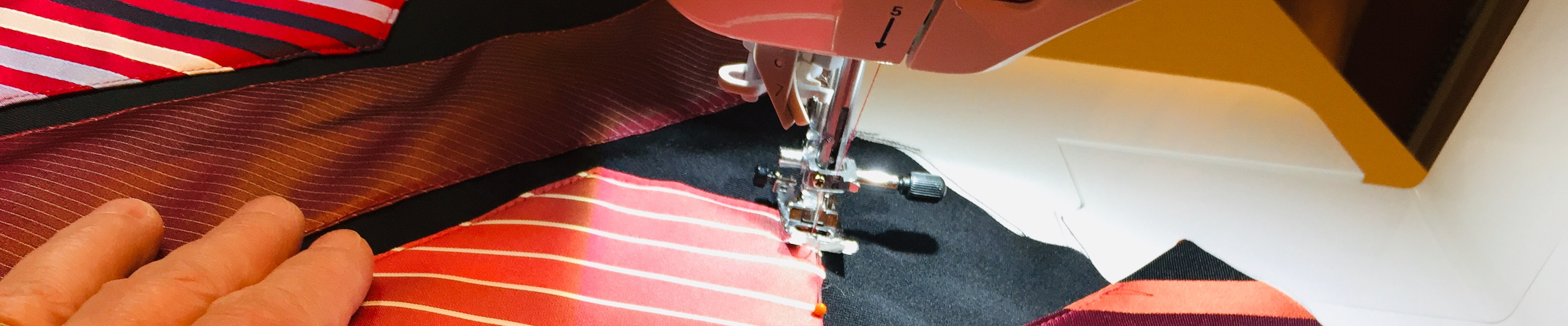 Foto Mit einer Nähmaschine werden Krawatten genäht
